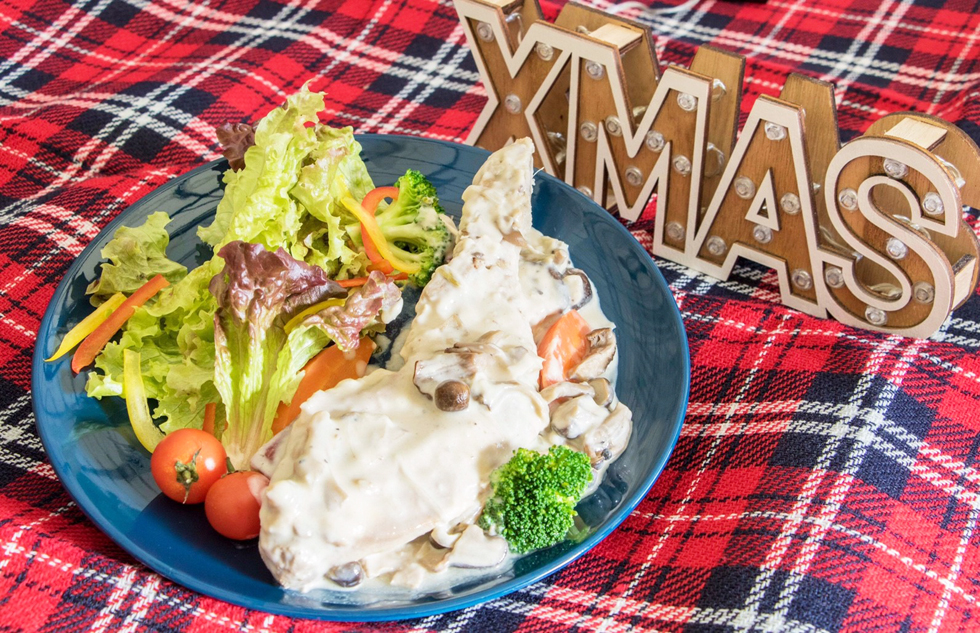ホワイトチキンクリスマス~骨付きチキンと森の木の子クリーム煮~