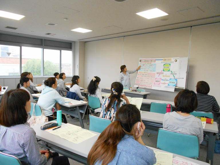 近年ファミリーサポートの活動依頼が急増し、協力会員が不足しています。興味のある人は気軽に問い合わせください!