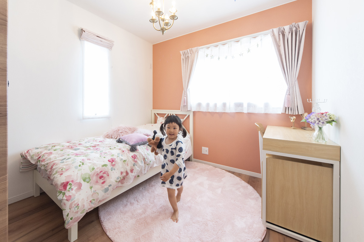 お洒落な子供部屋に大はしゃぎ!