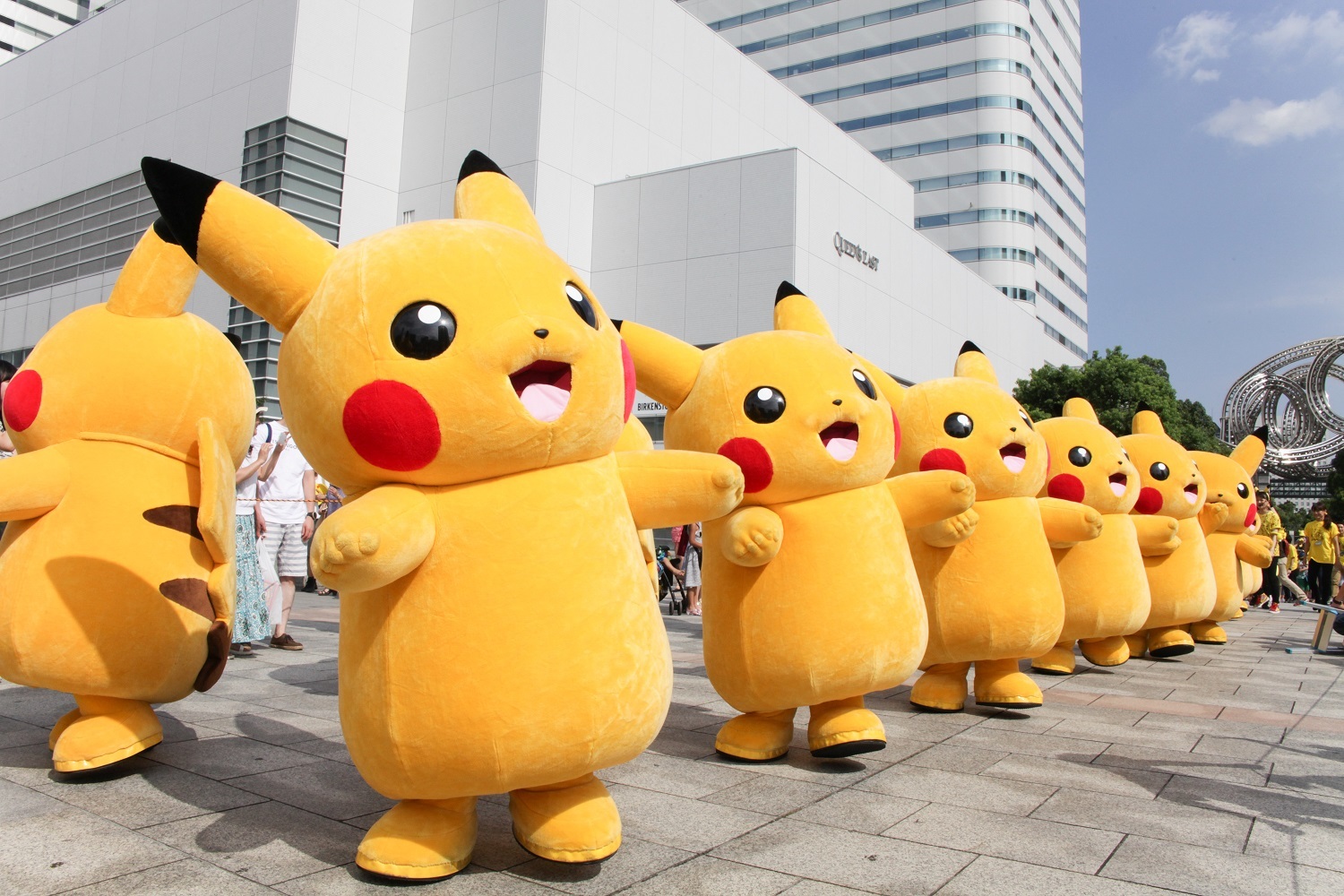 大阪・関西万博の誘致をお祝いに、たくさんのピカチュウが 御堂筋に集合し、大行進